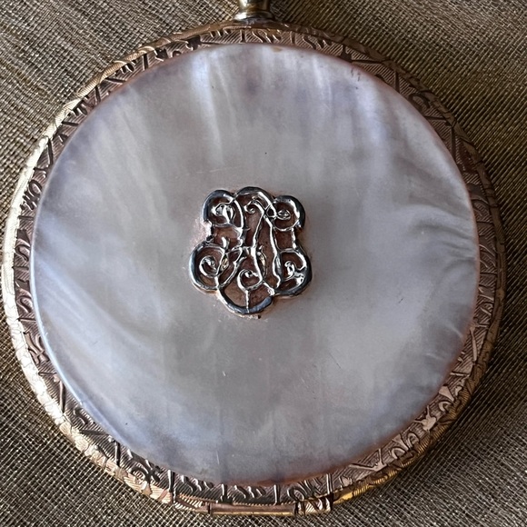 VINTAGE ESTEE LAUDER POWDER COMPACT 1960s Gold Tone & Mother Of Pearl - Picture 5 of 13